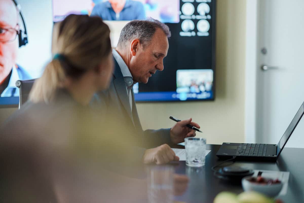 Kontor gruppe ved bord