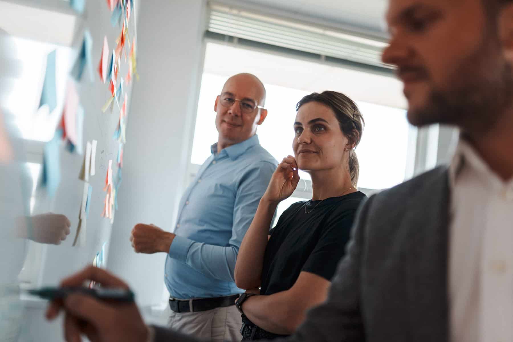 IT-specialist ved whiteboard med løsningsplan