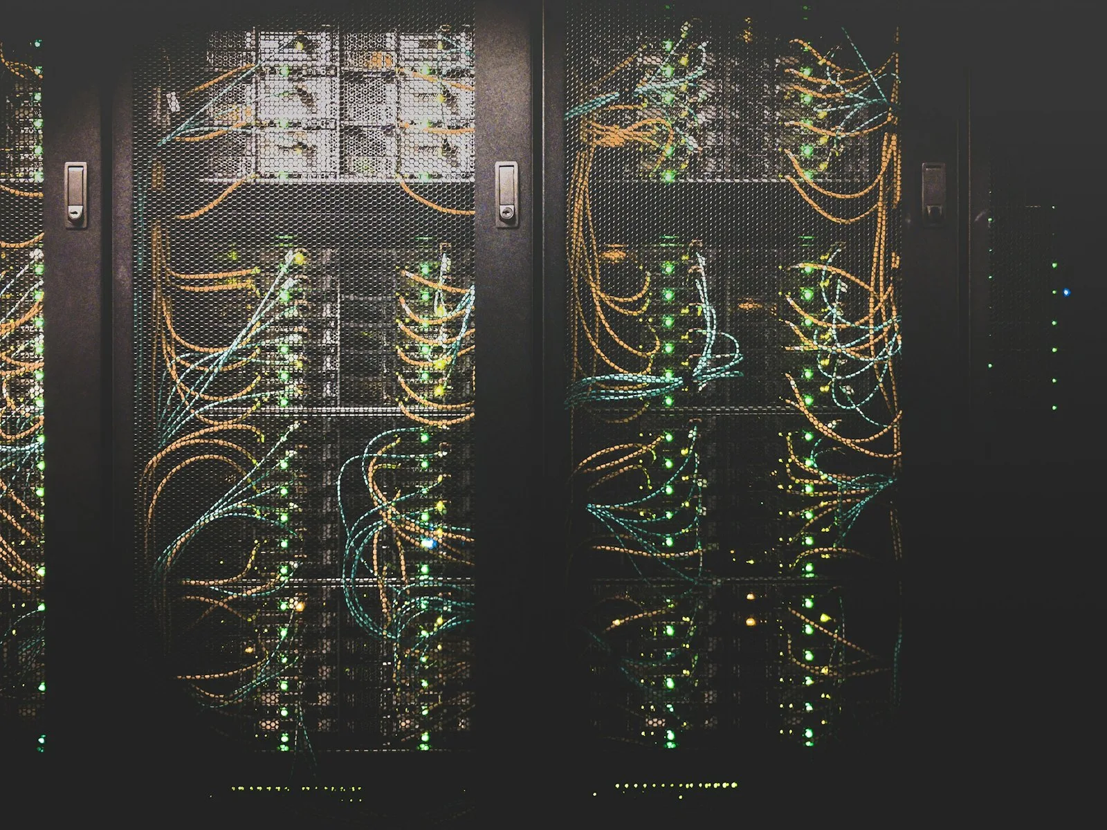 Serverrum med rack-monteret udstyr
